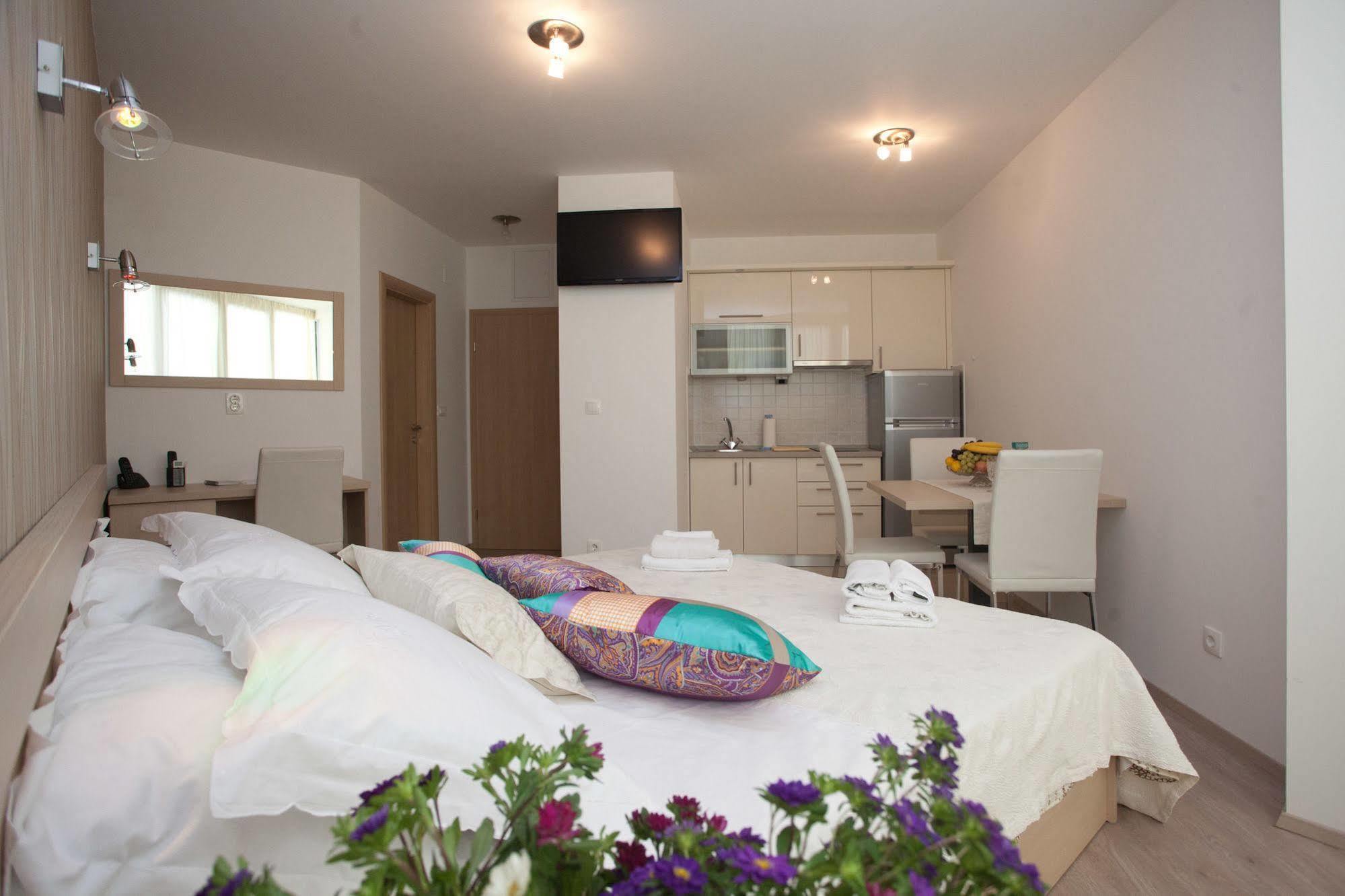 Cro Jet Set Apartments Split Eksteriør bilde